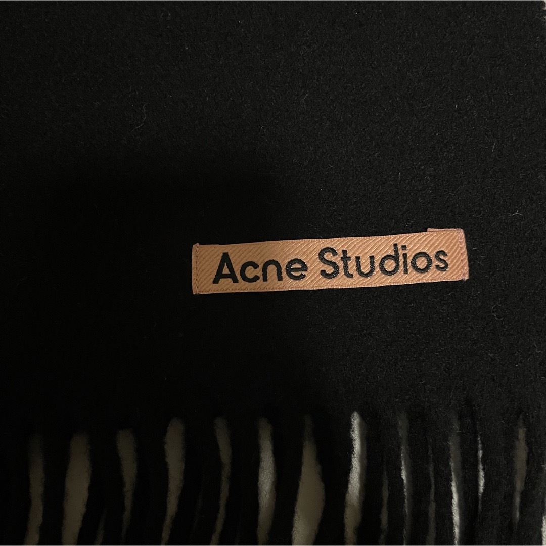 Acne Studios(アクネストゥディオズ)のacne studios ピンクタグマフラー ストール アクネストゥディオズ レディースのファッション小物(マフラー/ショール)の商品写真