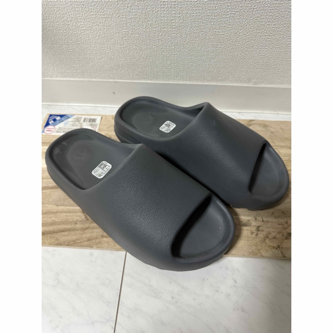 YEEZY（adidas）(イージー)のADIDAS YEEZY SLIDE 27.5 SLATE GREY メンズの靴/シューズ(サンダル)の商品写真