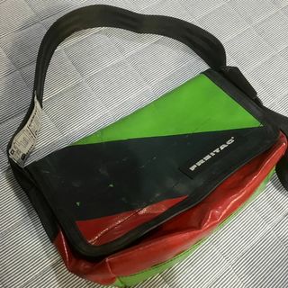 フライターグ(FREITAG)の【美品】FREITAG メッセンジャーバッグ　ショルダーバッグ(ショルダーバッグ)