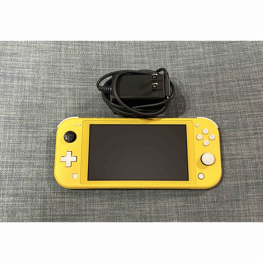 Nintendo Switch(ニンテンドースイッチ)の任天堂　ニンテンドースイッチ　switch light イエロー　動作異常なし エンタメ/ホビーのゲームソフト/ゲーム機本体(携帯用ゲーム機本体)の商品写真