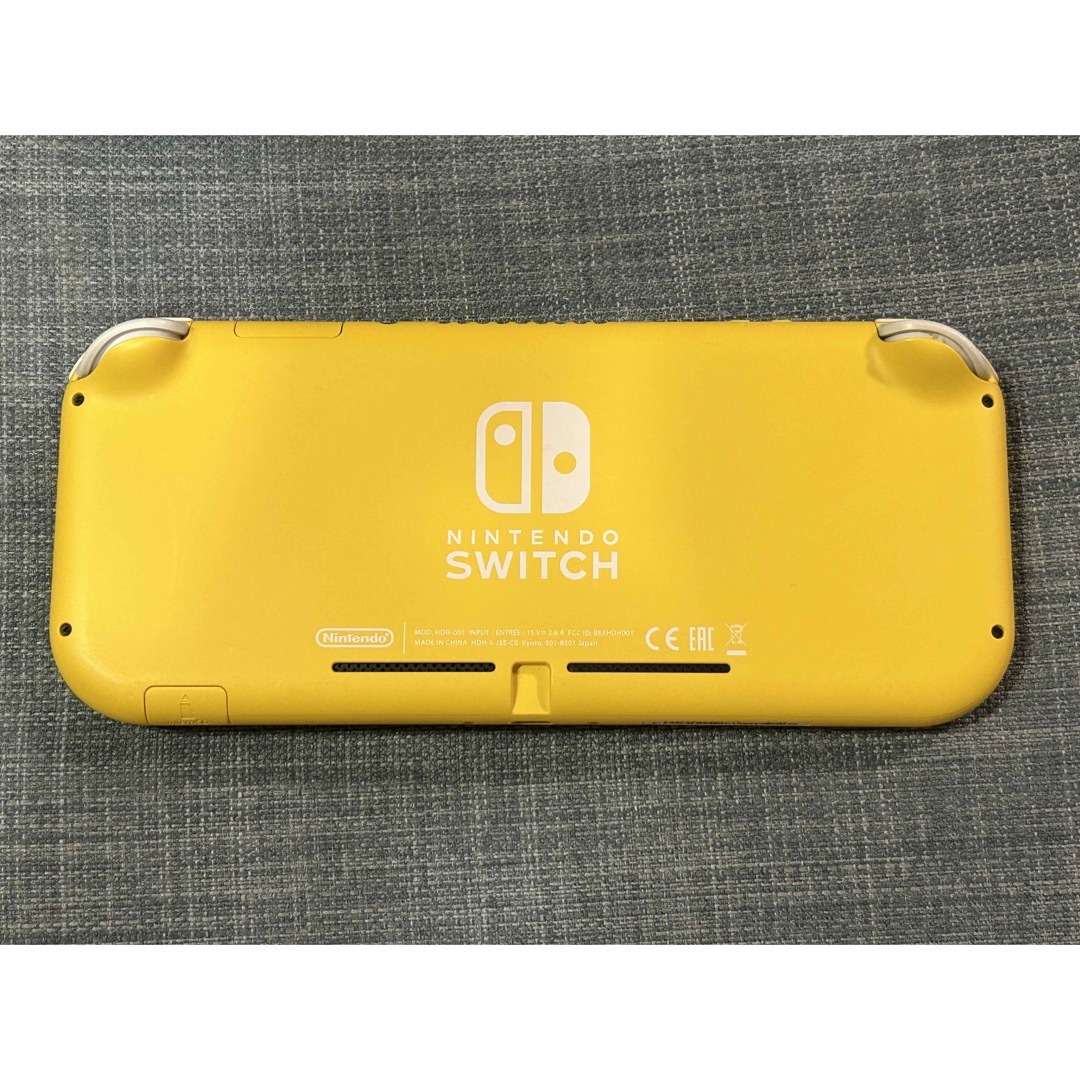 Nintendo Switch(ニンテンドースイッチ)の任天堂　ニンテンドースイッチ　switch light イエロー　動作異常なし エンタメ/ホビーのゲームソフト/ゲーム機本体(携帯用ゲーム機本体)の商品写真