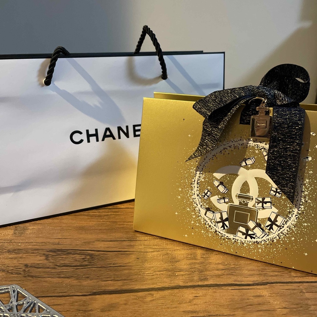 CHANEL ホリデーギフトボックス&ショップ袋　限定チャーム付き | フリマアプリ ラクマ