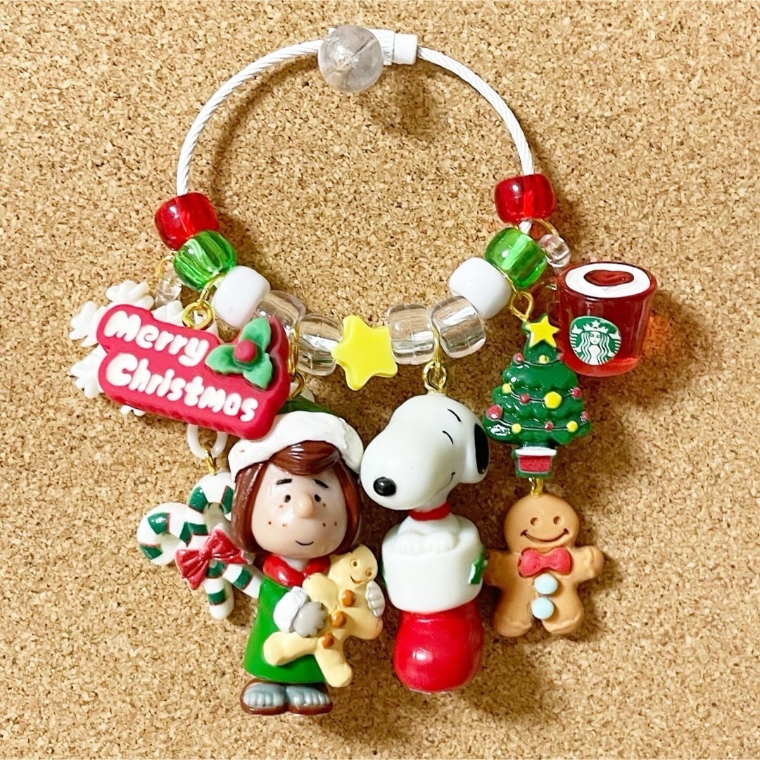 SNOOPY(スヌーピー)のChristmas🎄✨を 一緒に祝おう🐶🎉🥂🎂🎅💚 キーホルダー✨ ハンドメイドのアクセサリー(キーホルダー/ストラップ)の商品写真