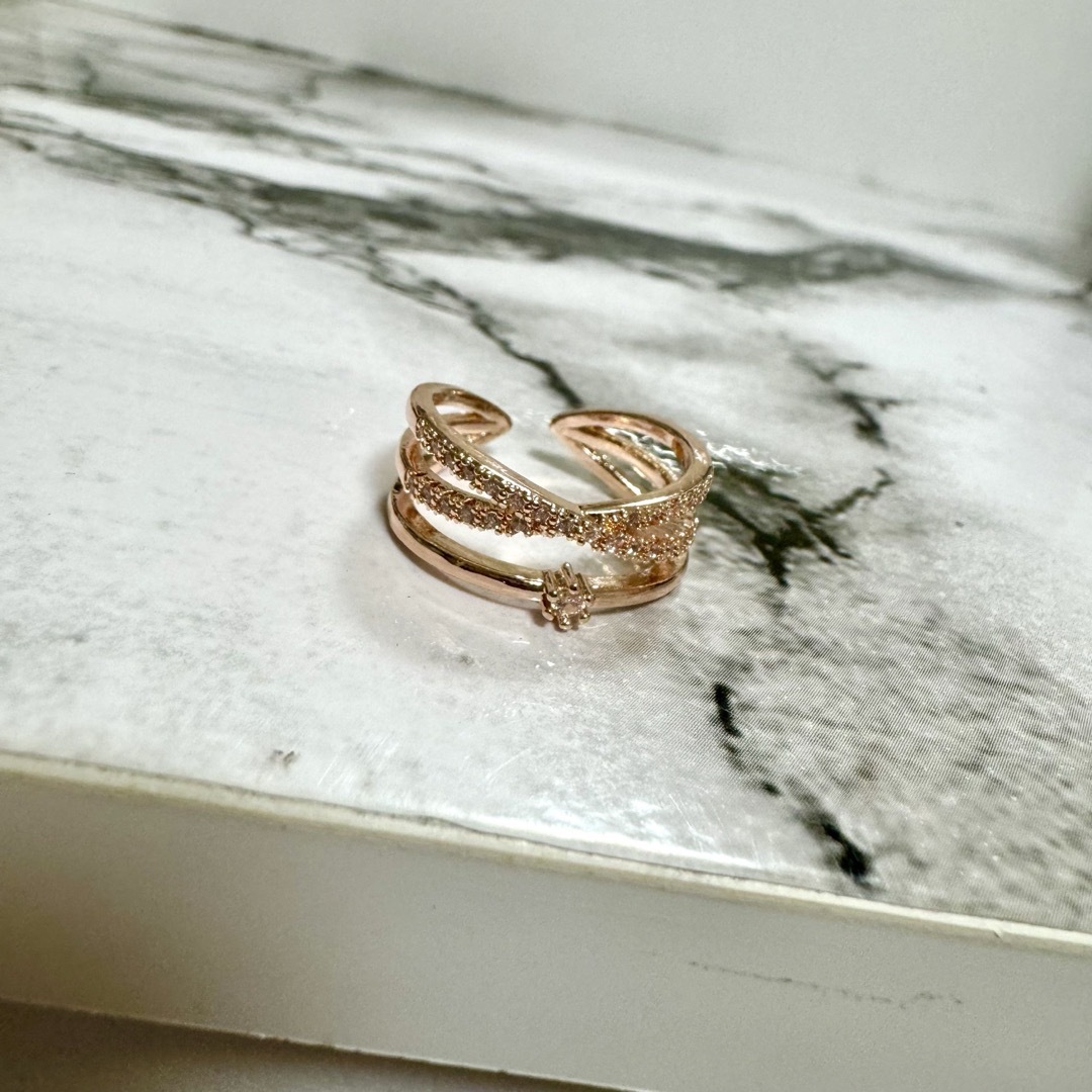 【新品・未使用】指輪 ピンクゴールド ローズゴールド フリーサイズ 調節可能 レディースのアクセサリー(リング(指輪))の商品写真