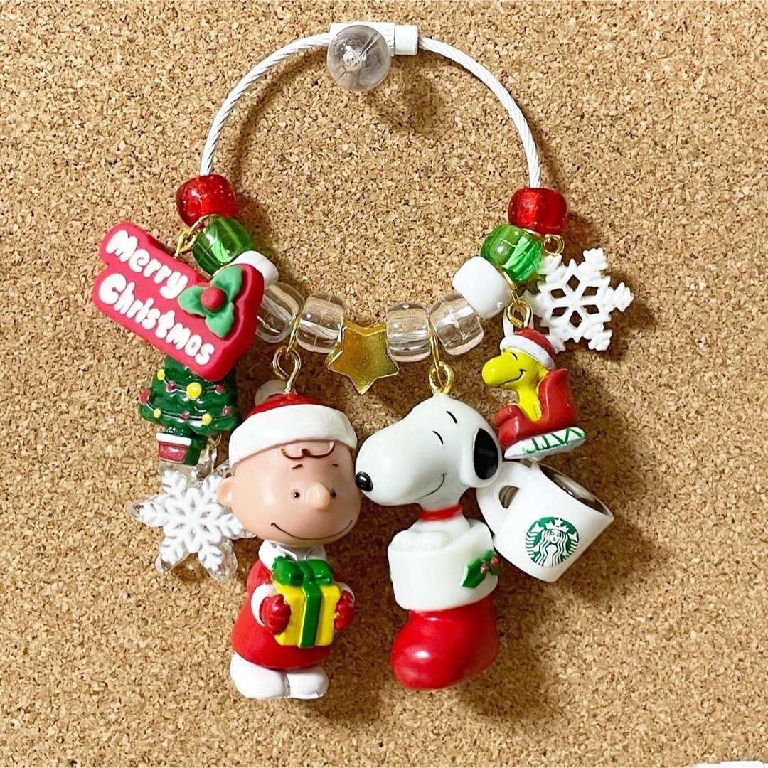 SNOOPY(スヌーピー)の大好きな君と一緒に👦🎄🐶❤️💫💚 x'masを祝おう🎄🎅🎁🎂 キーホルダー✨ ハンドメイドのアクセサリー(キーホルダー/ストラップ)の商品写真