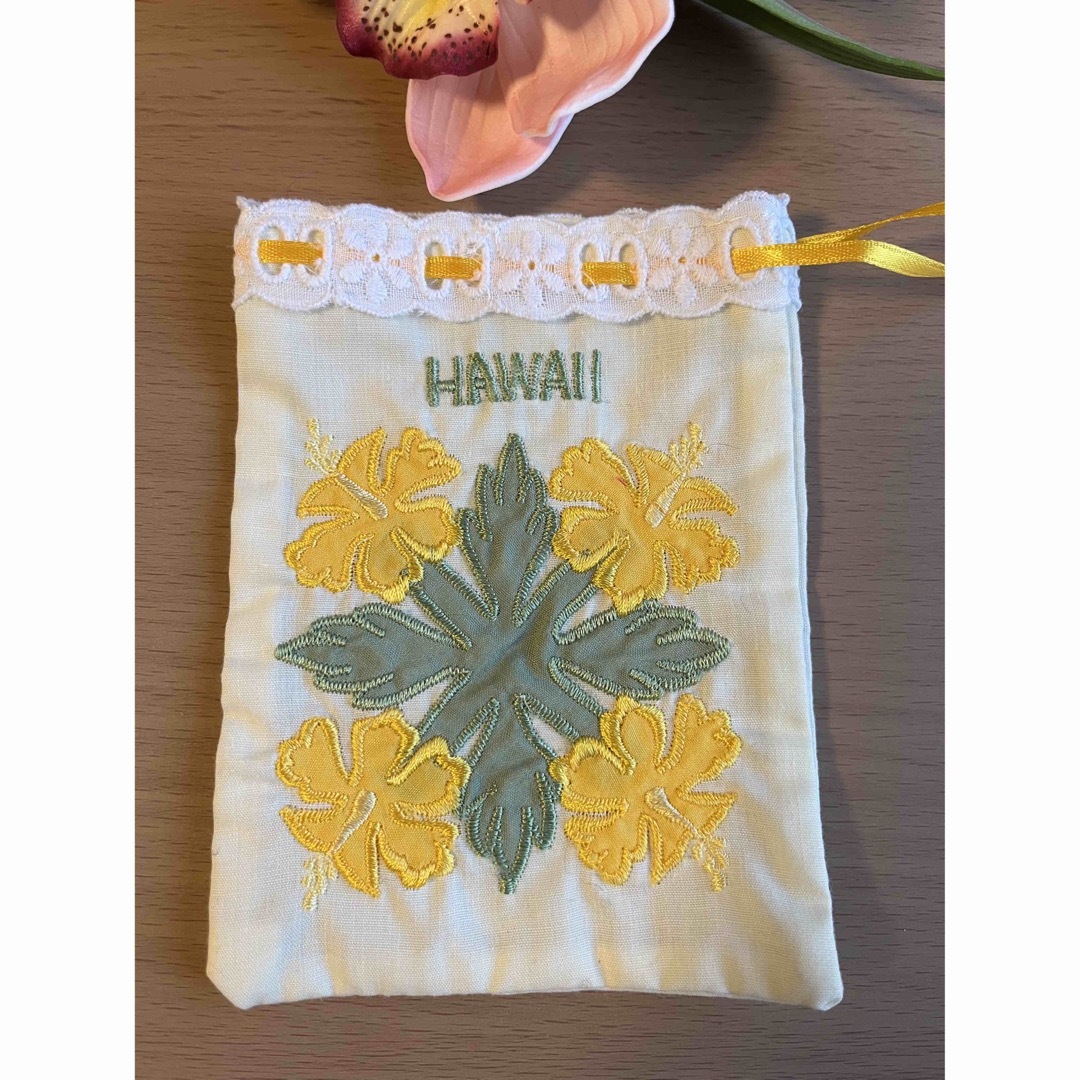 ハワイキルト　ミニ巾着　ポーチ　ハイビスカス　新品　未使用品 レディースのファッション小物(ポーチ)の商品写真