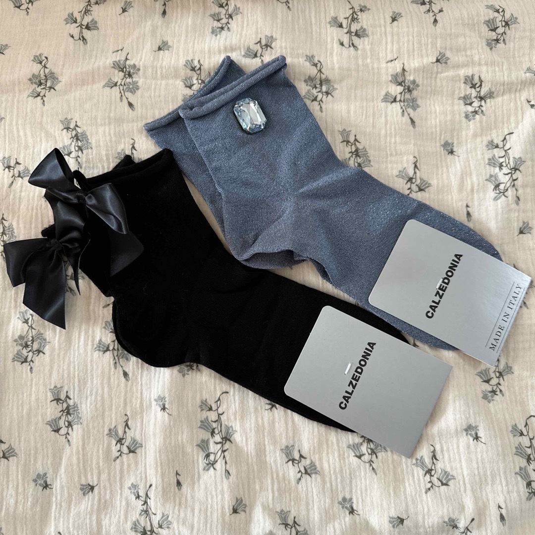 【新品】CALZEDONIA  靴下２足セット ブラック　グレー　ラメ レディースのレッグウェア(ソックス)の商品写真