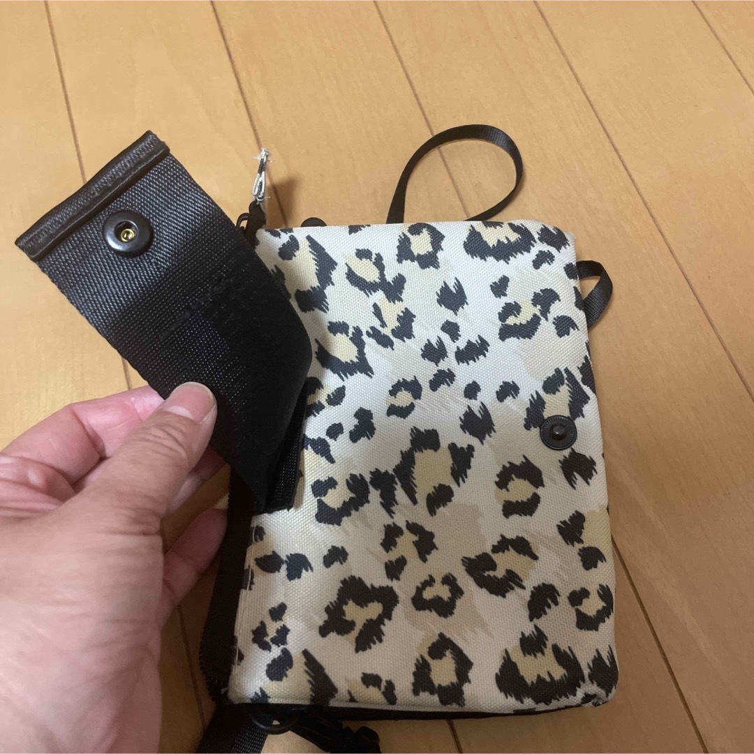 KiU(キウ)のkiu　キウ　エチケットポーチ　レオパード　サコッシュ レディースのバッグ(ショルダーバッグ)の商品写真
