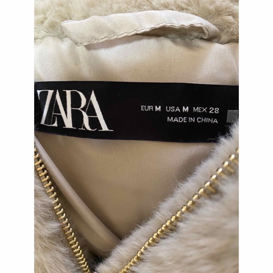 ZARA(ザラ)のZARA ザラ フェイクファーフーデッド　ジャケット  レディースのジャケット/アウター(ブルゾン)の商品写真