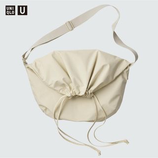 ユニクロ(UNIQLO)のユニクロ　UNIQLO ドローストリングショルダーバッグ　ナチュラル(ショルダーバッグ)