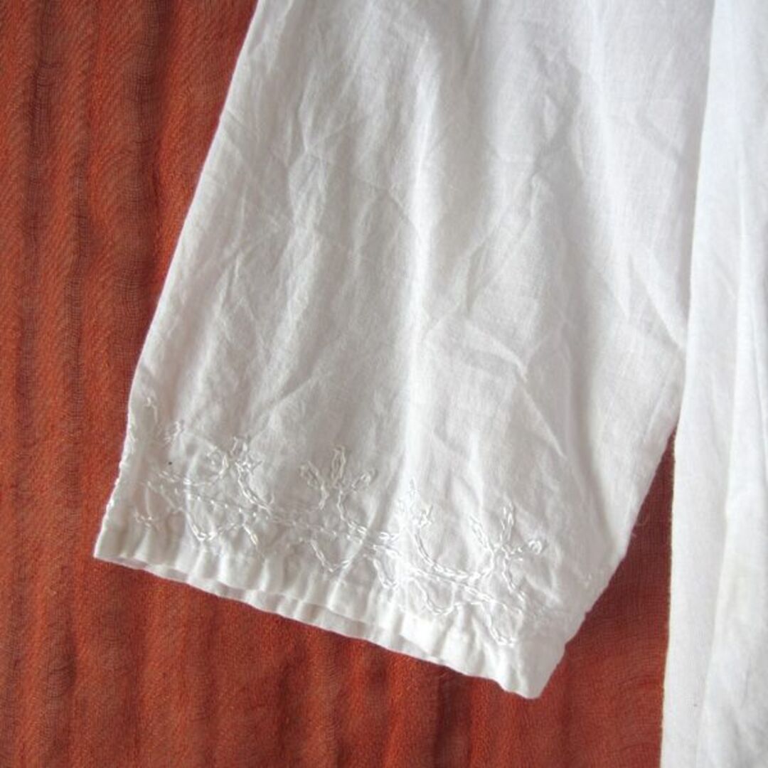 美品　インド製　刺繍が入った膝丈ワンピース　白 レディースのワンピース(ひざ丈ワンピース)の商品写真