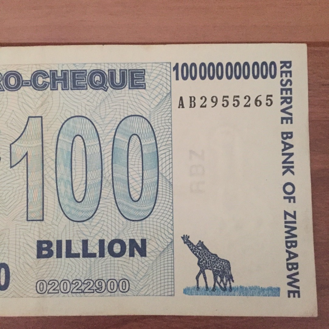 ジンバブエドル 100兆ドル紙幣未使用　ハイパーインフレ　コレクター　貴重　希少