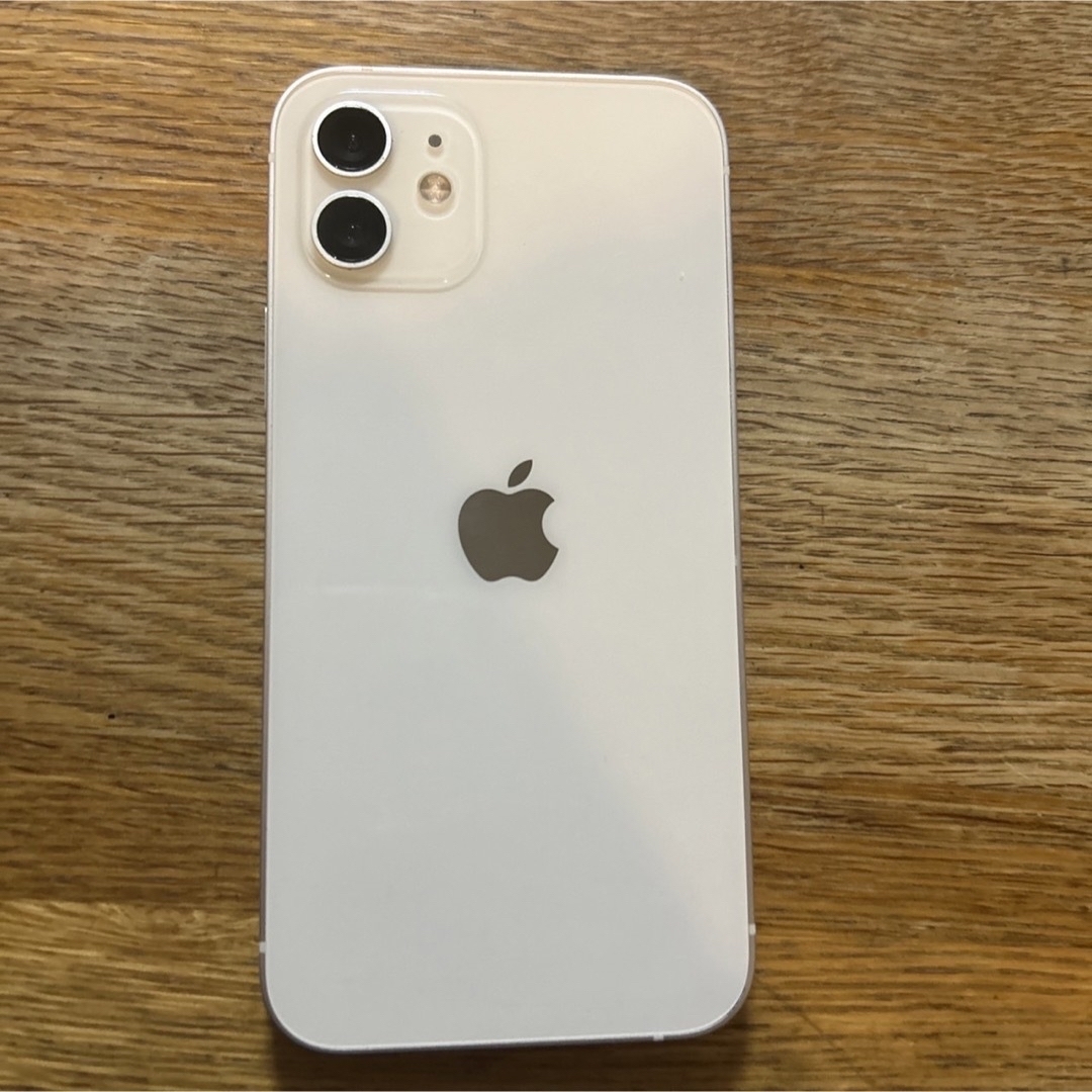 iPhone(アイフォーン)のiPhone12本体　64GB ホワイト　 スマホ/家電/カメラのスマートフォン/携帯電話(スマートフォン本体)の商品写真