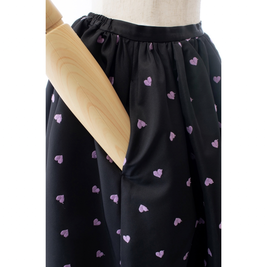 OBLI(オブリ)の【OBLI】パープルハート刺繍ギャザースカート レディースのスカート(ロングスカート)の商品写真