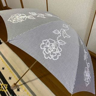 ジュンコシマダ(JUNKO SHIMADA)のJUNKO SHIMADA★刺繍が可愛い晴雨兼用折り畳み傘 (傘)