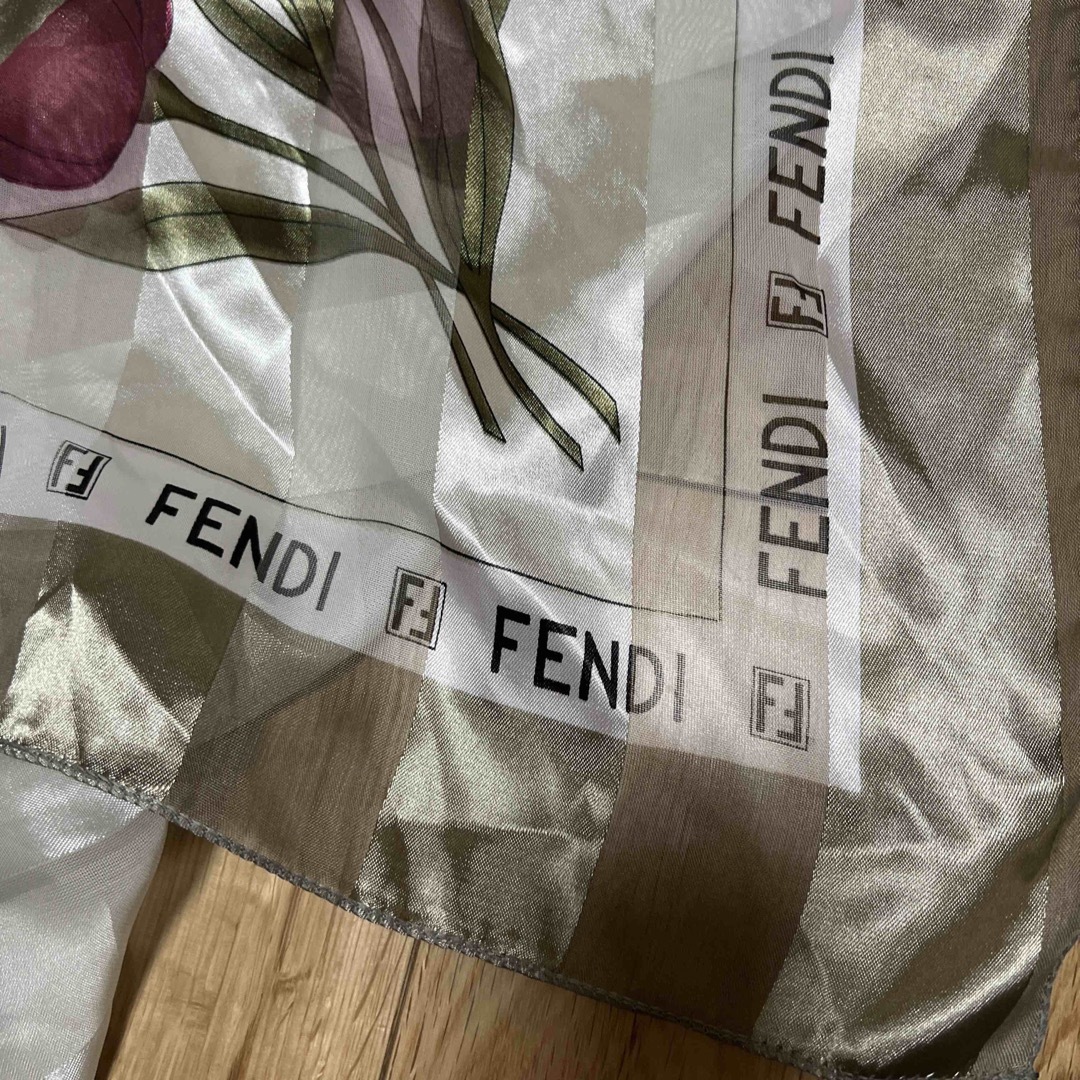 FENDI(フェンディ)の専用です。美品。FENDI大判スカーフ。 レディースのファッション小物(バンダナ/スカーフ)の商品写真