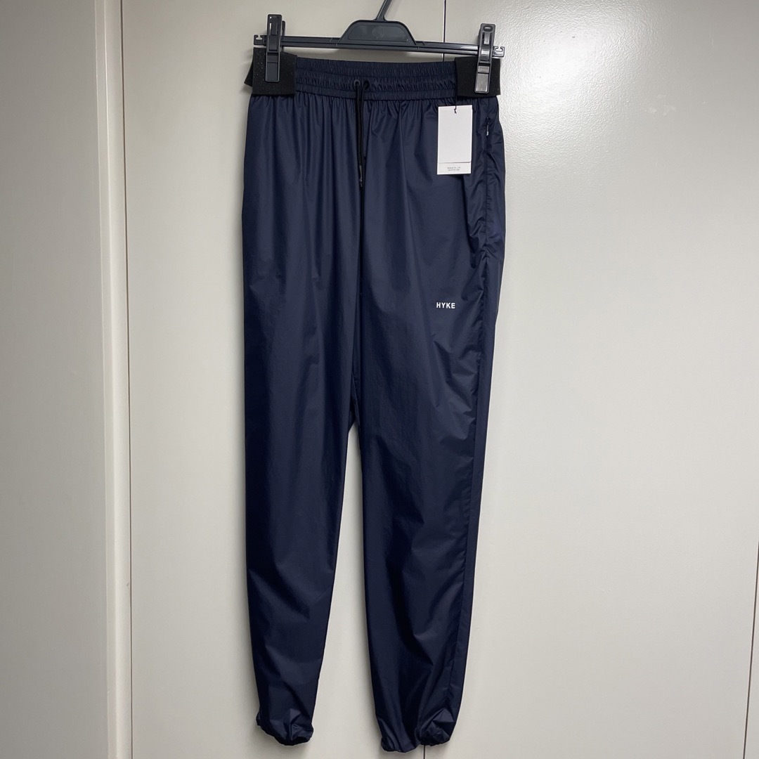 HYKE - タグ付き未使用ハイク HYKE ナイロンパンツネイビーの HYKE - タグ付き未使用ハイク HYKE ナイロンパンツネイビーの