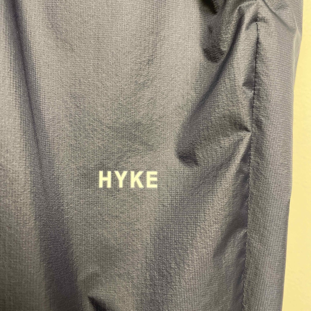HYKE(ハイク)のタグ付き未使用ハイク HYKE ナイロンパンツネイビー レディースのパンツ(カジュアルパンツ)の商品写真
