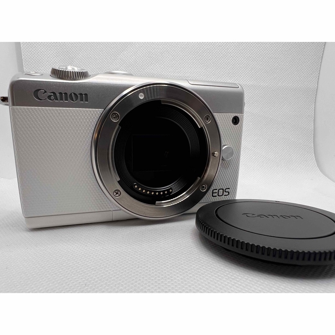 Canon(キヤノン)の美品　EOS M100 ボディ　ホワイト スマホ/家電/カメラのカメラ(ミラーレス一眼)の商品写真