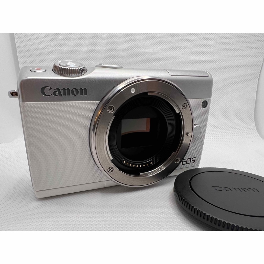 Canon(キヤノン)の美品　EOS M100 ボディ　ホワイト スマホ/家電/カメラのカメラ(ミラーレス一眼)の商品写真