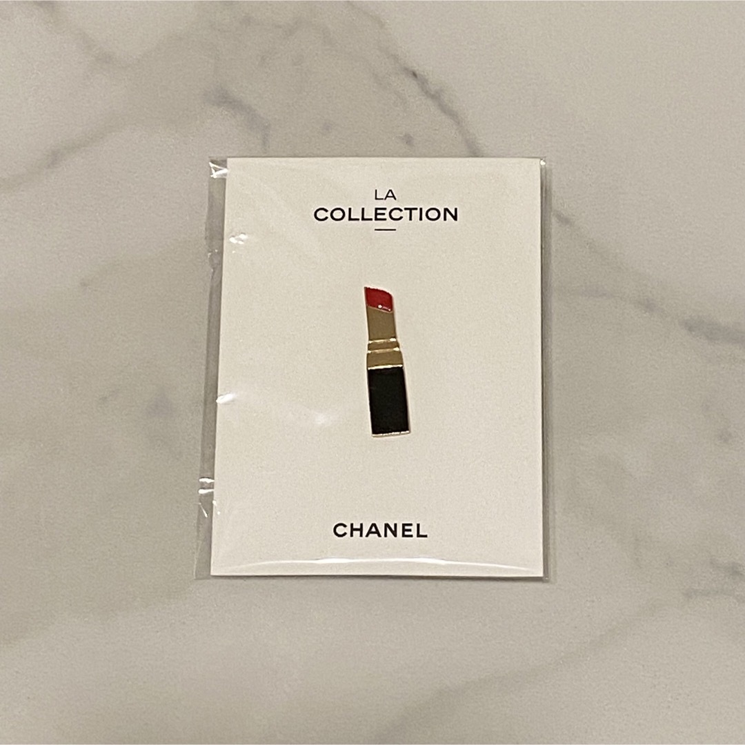 CHANEL(シャネル)のCHANEL ピンバッジ LA COLLECTION ノベルティー リップ エンタメ/ホビーのコレクション(ノベルティグッズ)の商品写真