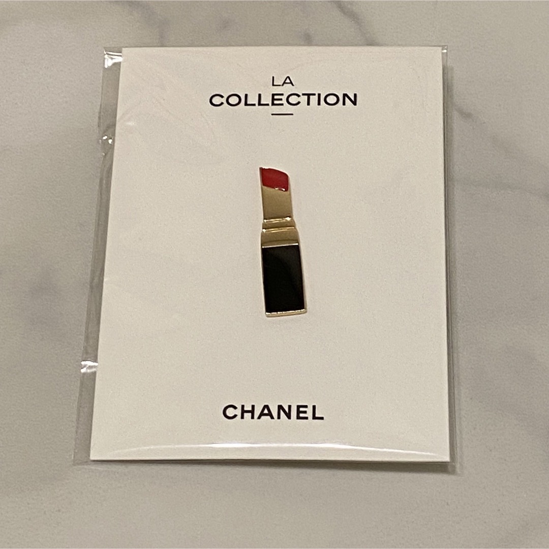 CHANEL(シャネル)のCHANEL ピンバッジ LA COLLECTION ノベルティー リップ エンタメ/ホビーのコレクション(ノベルティグッズ)の商品写真