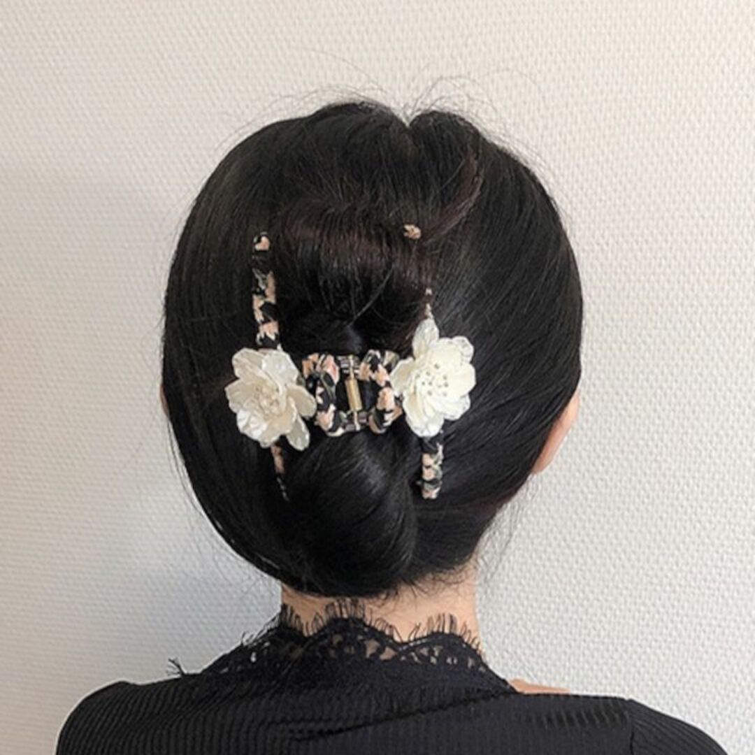 ホワイトフラワーヘアクリップ 黒 #38 レディースのヘアアクセサリー(バレッタ/ヘアクリップ)の商品写真