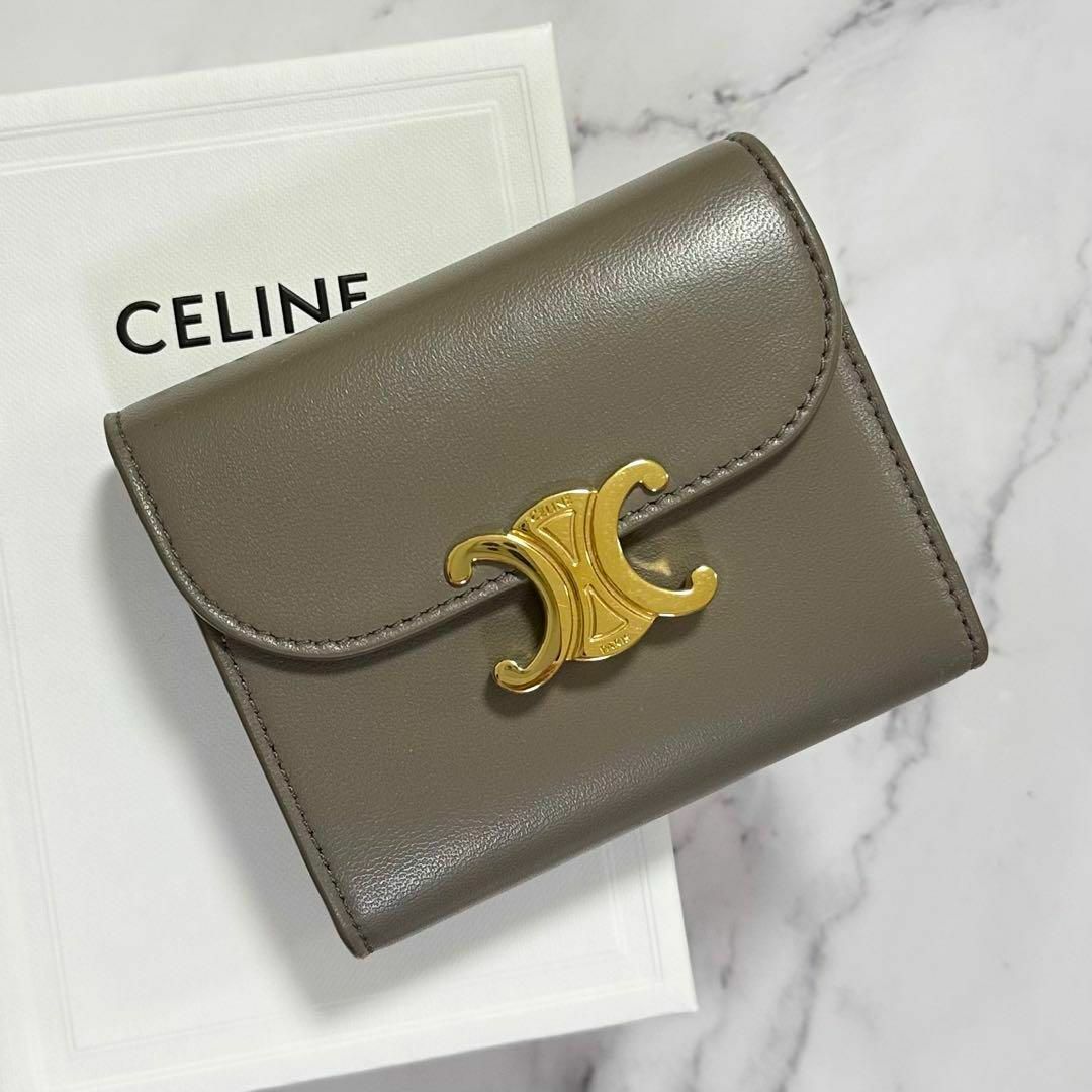 現行モデル✨CELINE　三つ折り財布　トリオンフ　グレージュ　ゴールド金具 | フリマアプリ ラクマ