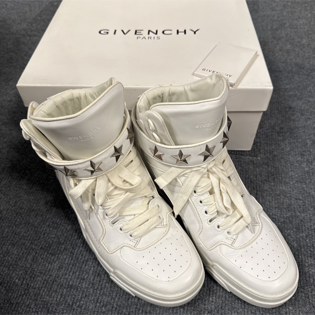 GIVENCHY(ジバンシィ)のGIVENCHY スタースタッズレザーハイトップスニーカー メンズの靴/シューズ(スニーカー)の商品写真