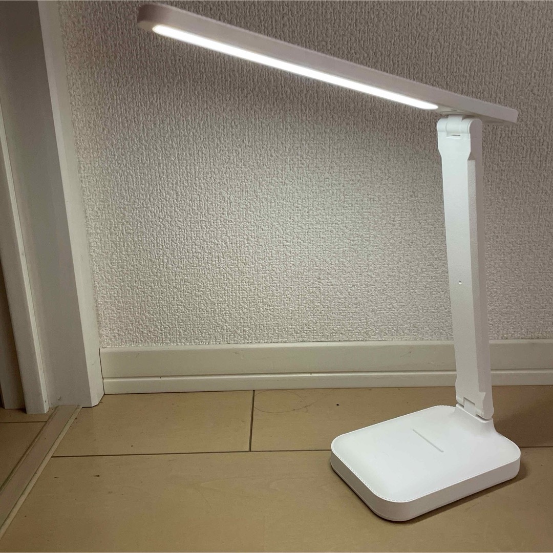 デスクランプ、家庭用のカジュアルな調節可能なUSB充電 インテリア/住まい/日用品のライト/照明/LED(テーブルスタンド)の商品写真