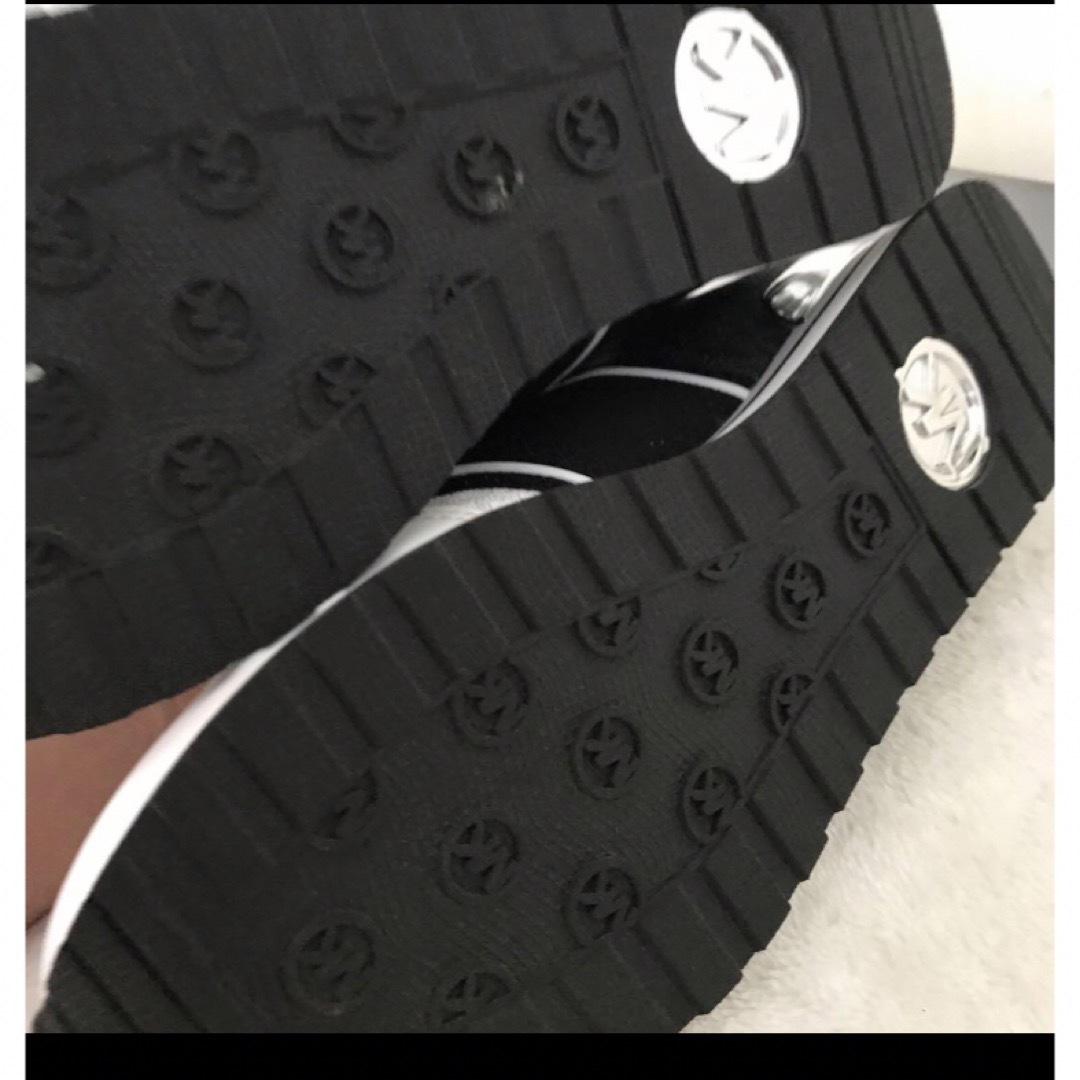 Michael Kors(マイケルコース)の超美品【MICHAEL KORS】ブラック　ホワイト レディーススニーカー レディースの靴/シューズ(スニーカー)の商品写真