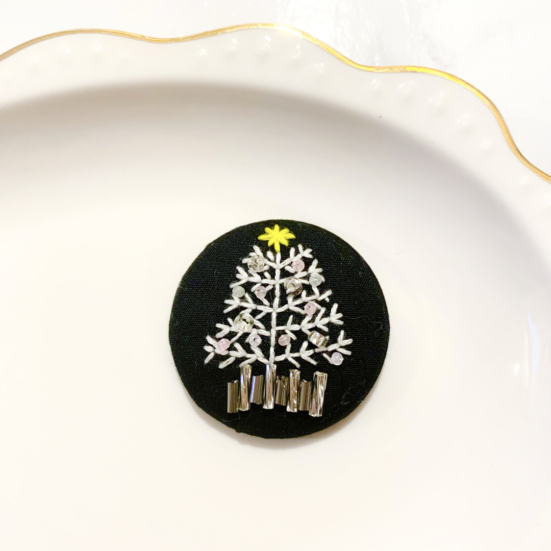 ハンドメイド 刺繍ブローチ クリスマスツリー ホワイト ピンク シルバー ハンドメイドのアクセサリー(コサージュ/ブローチ)の商品写真