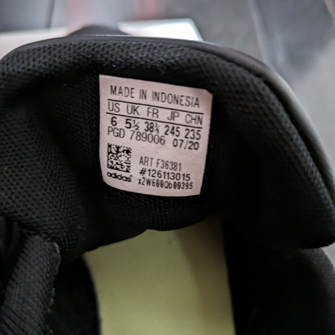 adidas(アディダス)のアディダス　adidas　ブラック　２４．５cm レディースの靴/シューズ(スニーカー)の商品写真