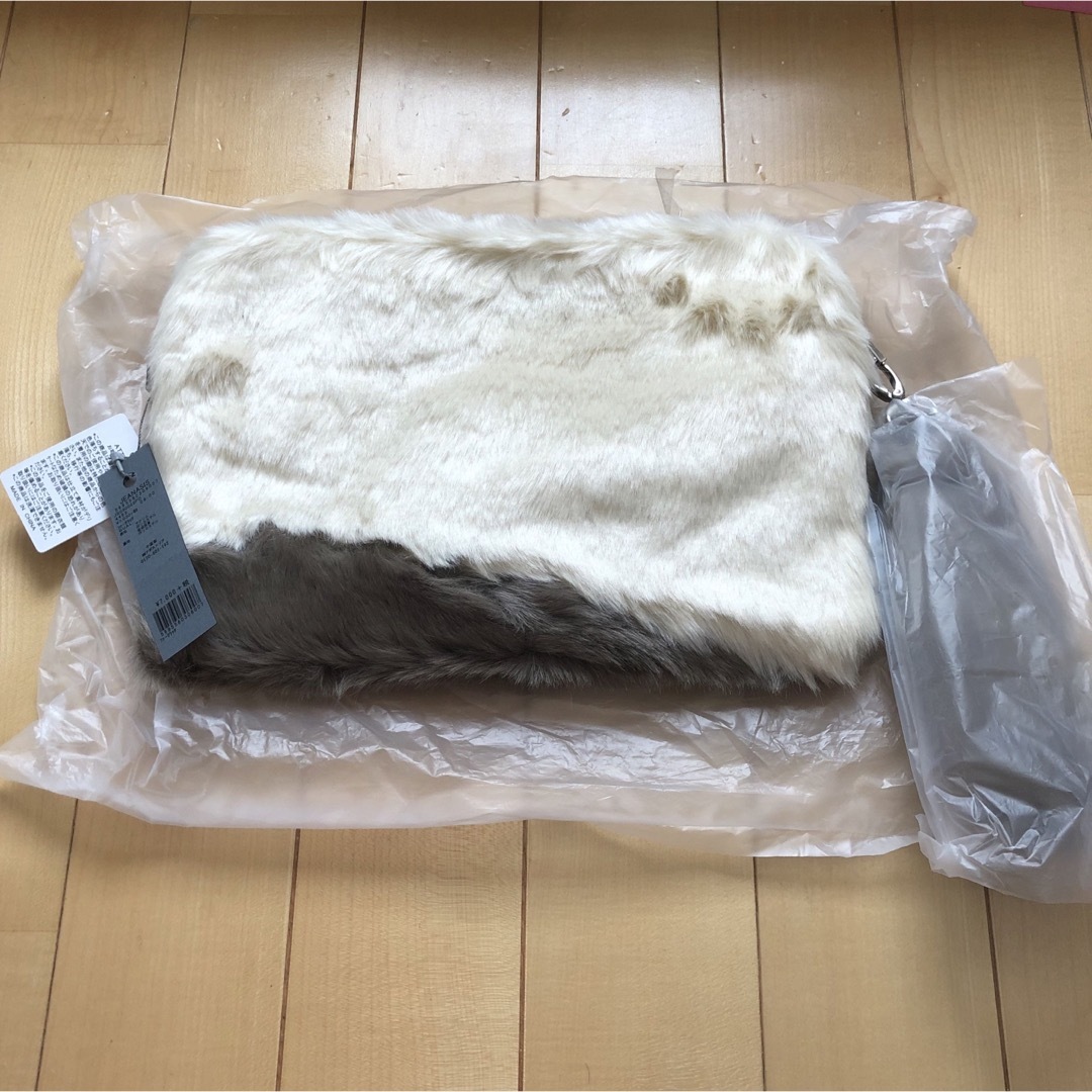 JEANASIS(ジーナシス)のジーナシス☆新品タグ付き　ファークラッチバッグ レディースのバッグ(クラッチバッグ)の商品写真