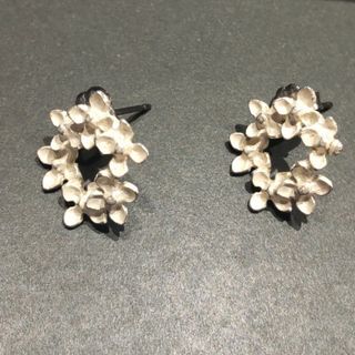 値下げ  ピアス  可憐な白花(ピアス)