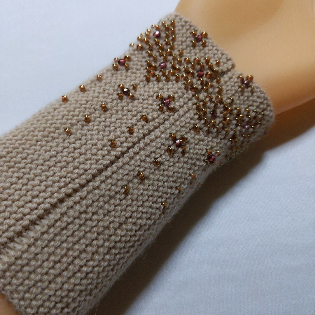 ★no.138　ビーズを編み込んだリストウォーマー ハンドメイドのファッション小物(手袋)の商品写真