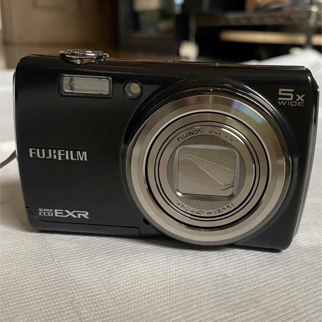 富士フイルム(フジフイルム)のFUJIFILM FINEPIX F200EXR本体のみ スマホ/家電/カメラのカメラ(コンパクトデジタルカメラ)の商品写真