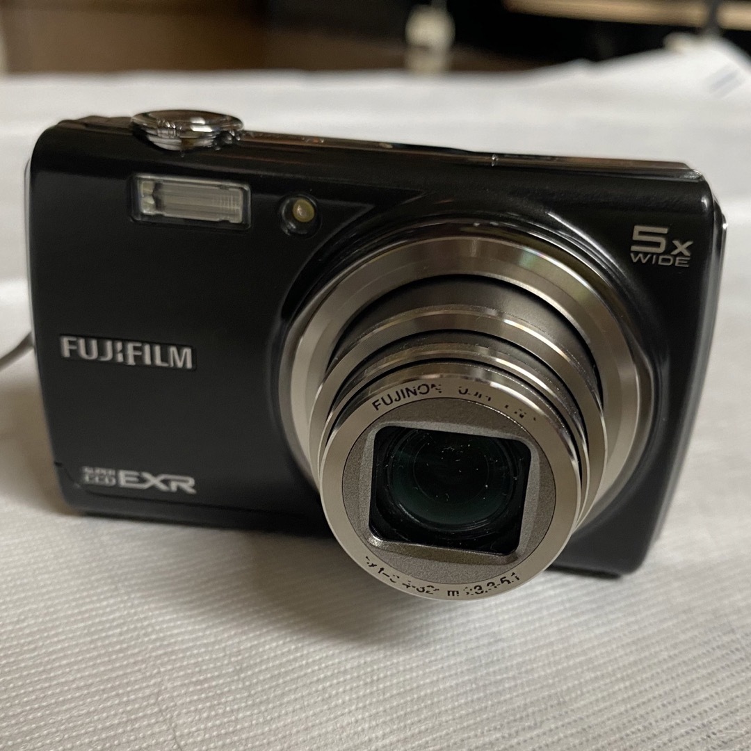 富士フイルム(フジフイルム)のFUJIFILM FINEPIX F200EXR本体のみ スマホ/家電/カメラのカメラ(コンパクトデジタルカメラ)の商品写真