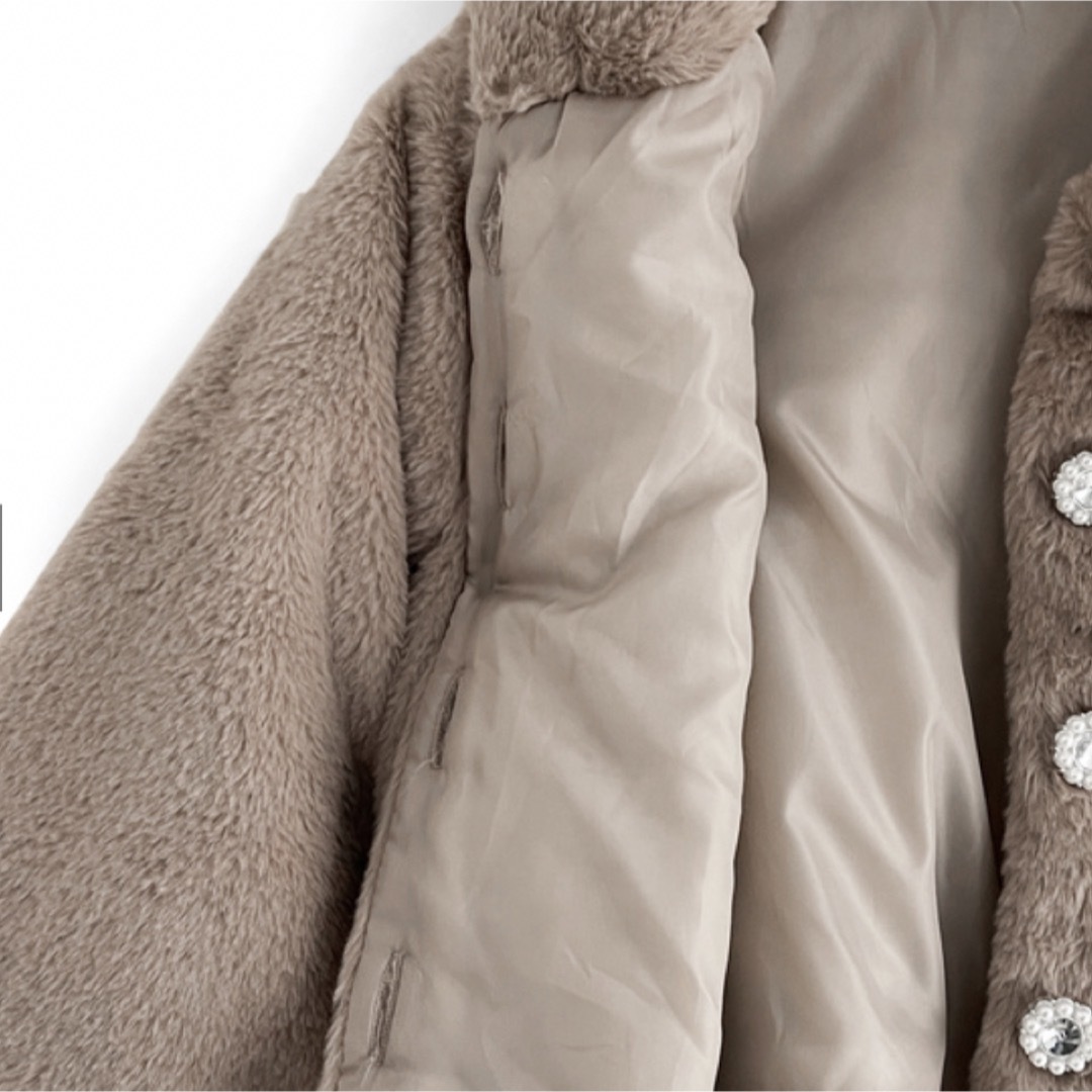 GRL(グレイル)のビジューボタンショート丈ファーコート[kd43] レディースのジャケット/アウター(毛皮/ファーコート)の商品写真
