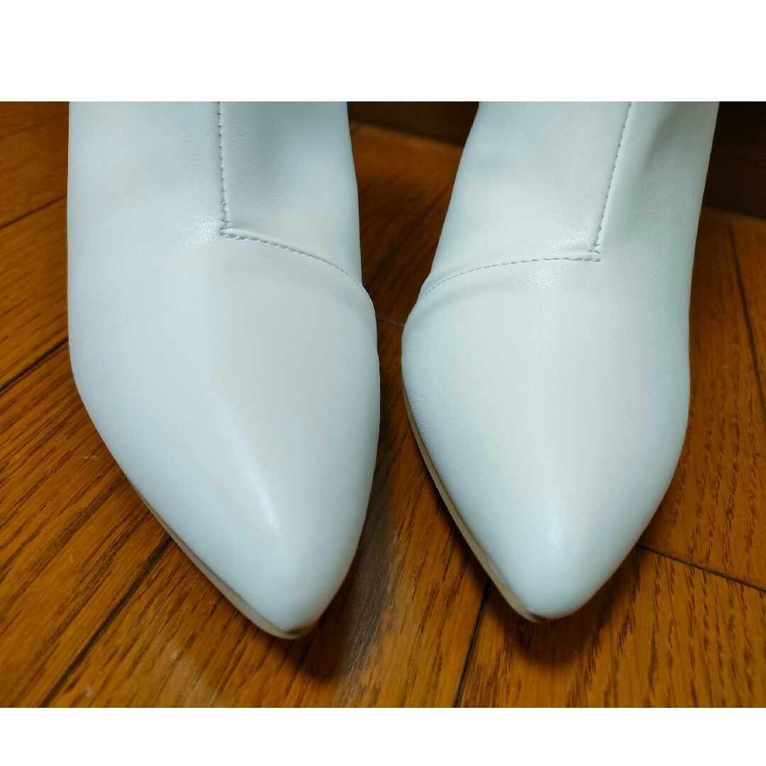 新品未使用 ピンヒール ポインテッドトゥ ショートブーツ ホワイト  25cm レディースの靴/シューズ(ブーツ)の商品写真
