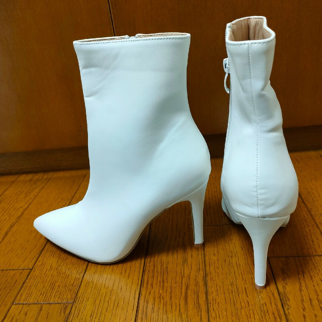新品未使用 ピンヒール ポインテッドトゥ ショートブーツ ホワイト  25cm レディースの靴/シューズ(ブーツ)の商品写真