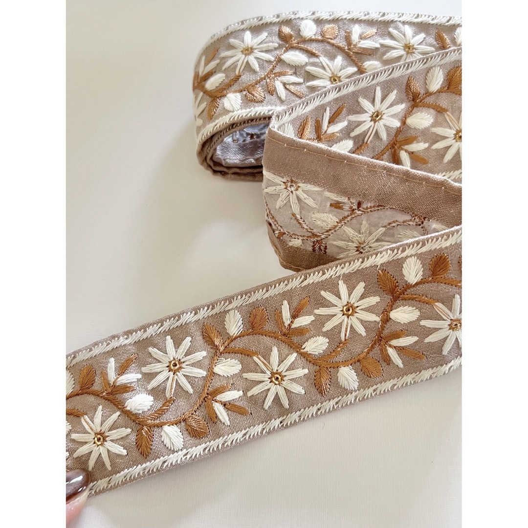 インド刺繍リボン【b】　ピンクベージュ　花柄 ハンドメイドの素材/材料(その他)の商品写真