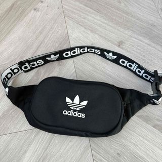 アディダス(adidas)のadidas ボディーバッグ　ウエストポーチ(ウエストポーチ)