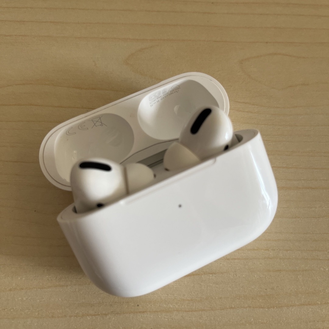Apple(アップル)のAirPods Pro 第1世代（本体＋両耳） スマホ/家電/カメラのオーディオ機器(ヘッドフォン/イヤフォン)の商品写真