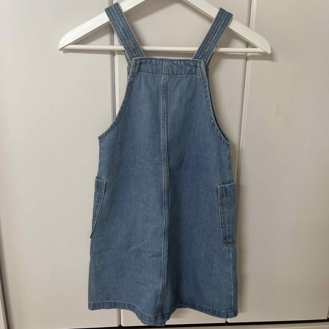 GU(ジーユー)のGU デニムフロントジップサロペットスカート キッズ/ベビー/マタニティのキッズ服女の子用(90cm~)(ワンピース)の商品写真