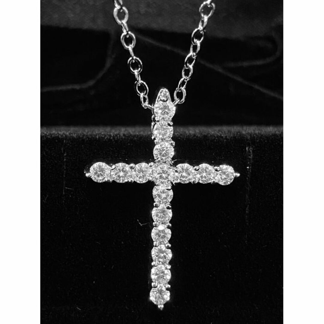大粒のジルコニアが煌びやかに輝く十字架ネックレス　シルバー925仕上げ - レディースのアクセサリー(ネックレス)の商品写真