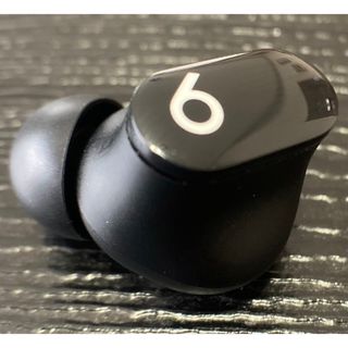 ビーツバイドクタードレ(Beats by Dr Dre)の美品【ブラック】国内正規品　Beats Studio Buds【左イヤホン】(ヘッドフォン/イヤフォン)