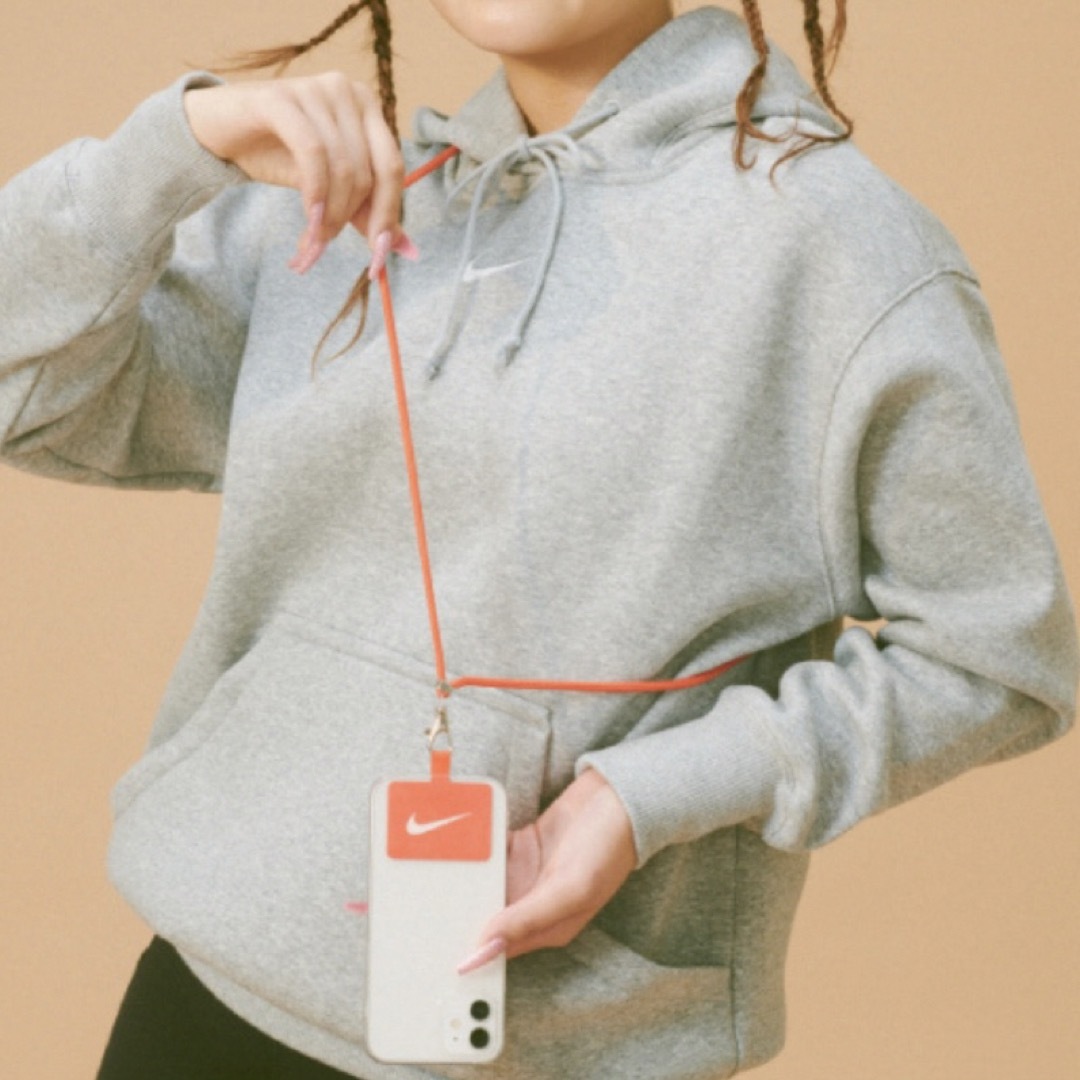 NIKE(ナイキ)の【非売品／ノベルティ】 NIKE オリジナル スマホショルダー ナイキ グリーン スマホ/家電/カメラのスマホアクセサリー(ネックストラップ)の商品写真