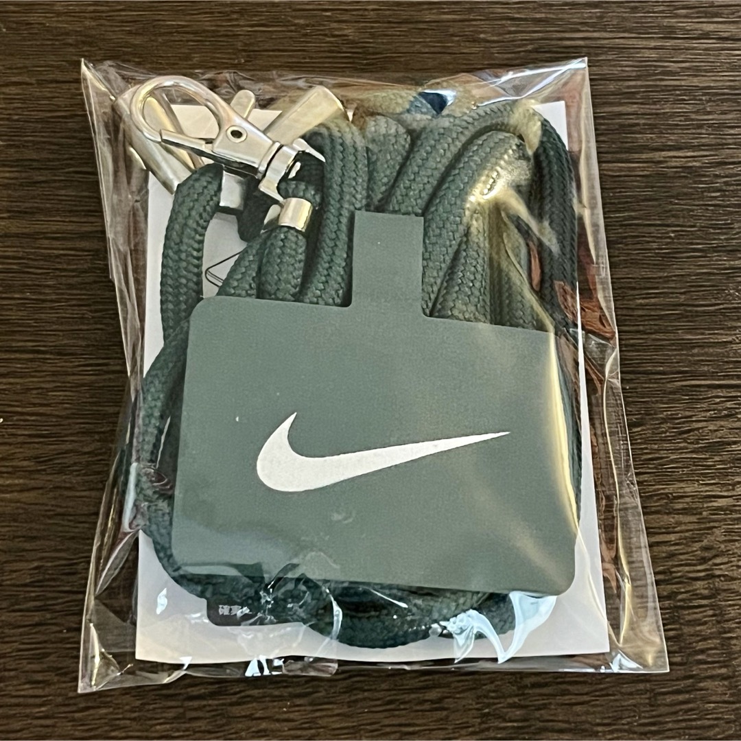 NIKE(ナイキ)の【非売品／ノベルティ】 NIKE オリジナル スマホショルダー ナイキ グリーン スマホ/家電/カメラのスマホアクセサリー(ネックストラップ)の商品写真