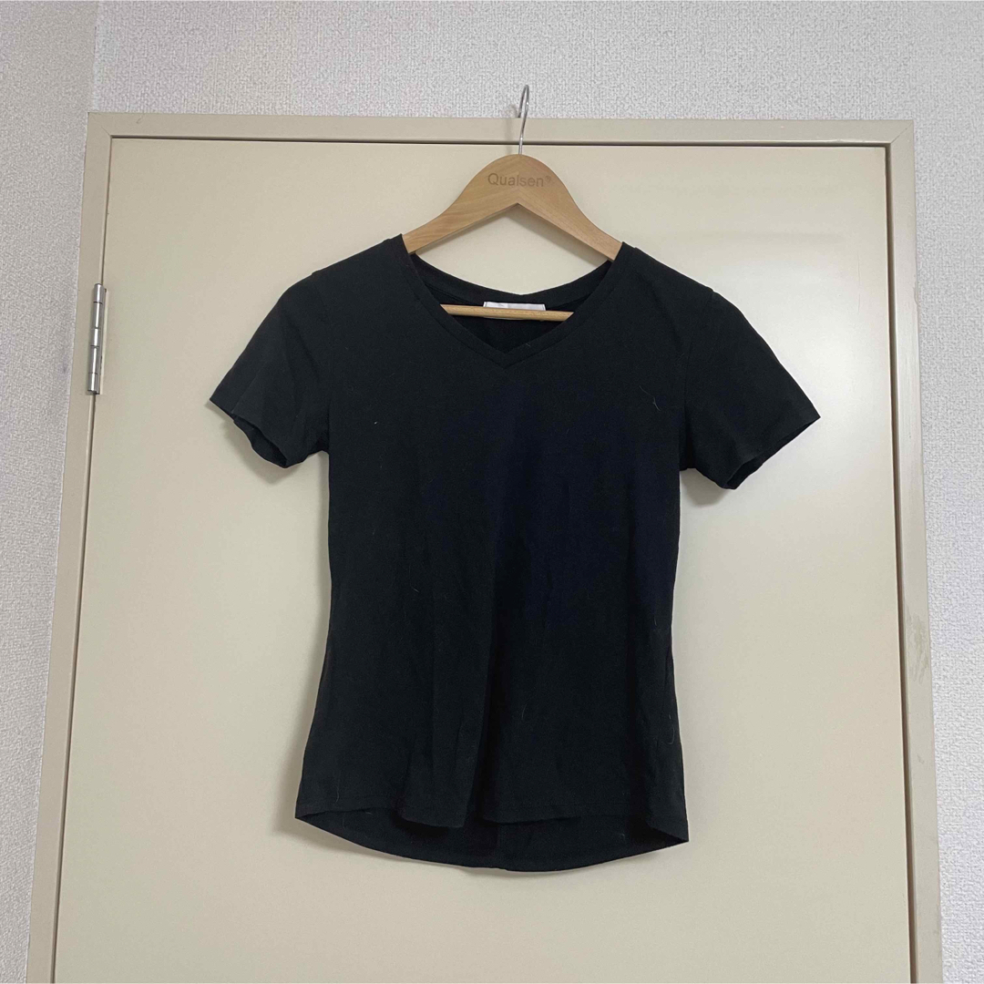 AZUL by moussy(アズールバイマウジー)のVネックシャツ　黒 レディースのトップス(Tシャツ(半袖/袖なし))の商品写真